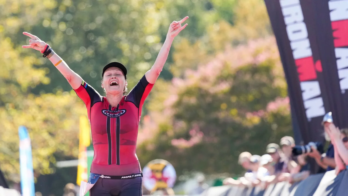 Как первая 50-летняя женщина, участвовавшая в чемпионате мира Ironman в качестве профессионала, Мелани МакКуэйд знает кое-что о том, как стареть с силой, мощью и скоростью.