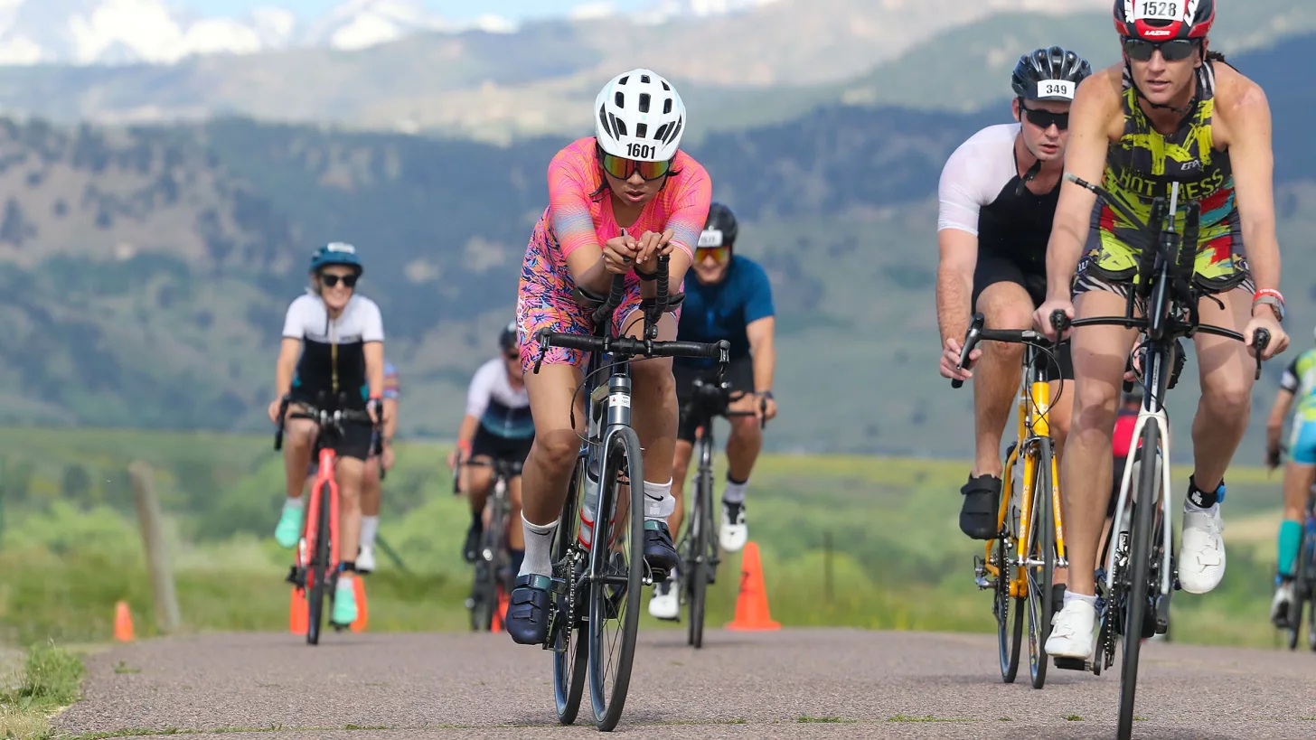 Наш тренировочный план поможет вам преодолеть 6 часов на вашем следующем 70.3/полужелезном триатлоне.