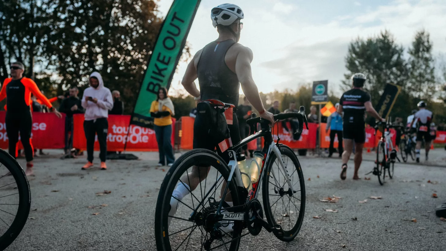 Учитывая огромные энергетические затраты, требуемые для тренировок по триатлону, даже консервативные тренировочные планы могут оставить спортсменов уязвимыми к хроническим энергетическим дисбалансам.