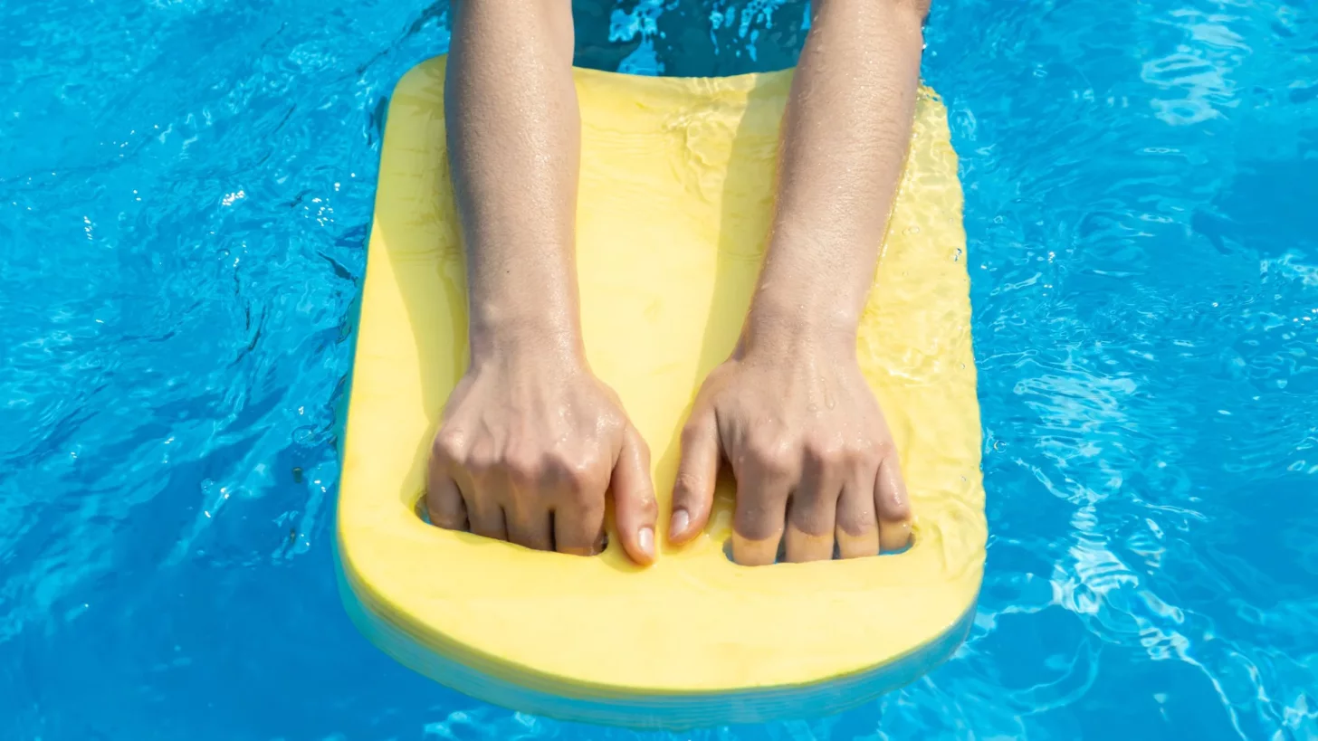 Женщина выполняет тренировку по плаванию с инструментами