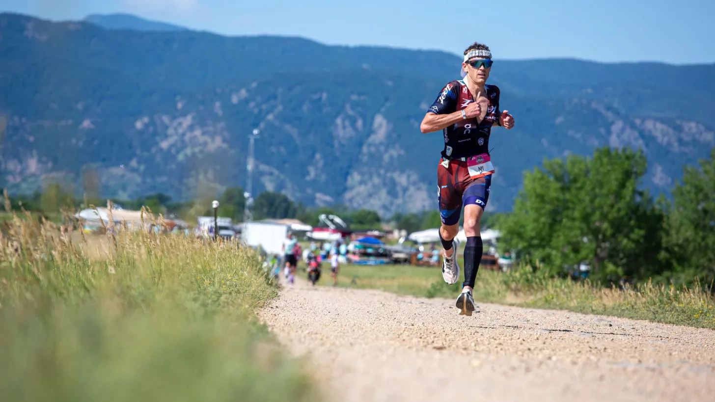 Мы разбираем несколько исследований как профессиональных, так и возрастных триатлетов, чтобы ответить на извечный вопрос: что важнее всего — плавание, велосипед или бег?