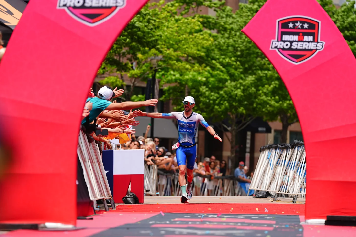 Патрик Ланге бежит к финишу на марафоне Ironman. Ланге — самый быстрый бегун в триатлоне Ironman. Патрик Ланге бежит к финишу на марафоне Ironman. Ланге — самый быстрый бегун в триатлоне Ironman.