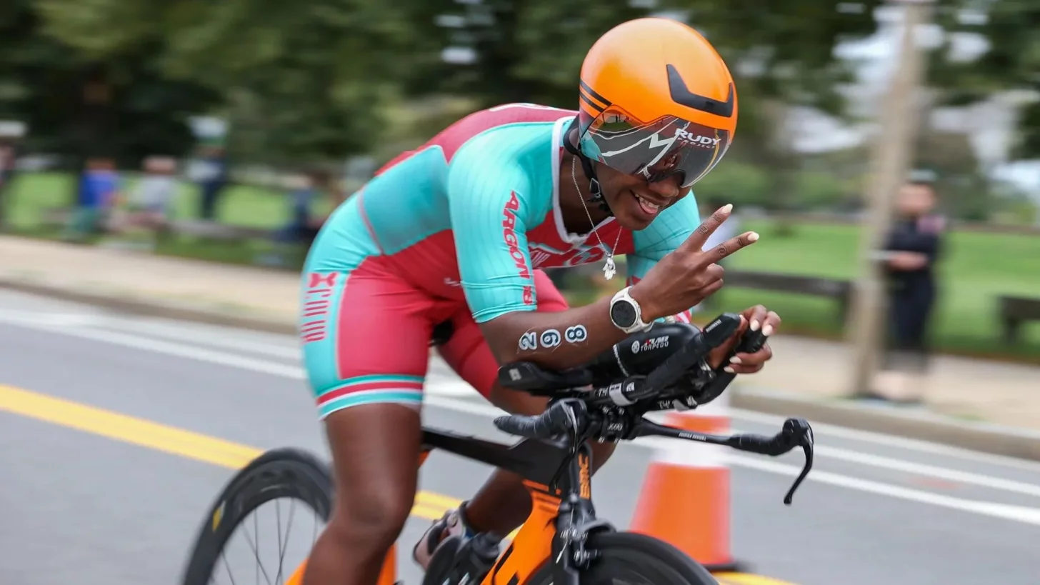 Триатлет участвует в тренировочном забеге перед своим главным триатлоном года. Триатлет участвует в тренировочном забеге перед своим главным триатлоном года.