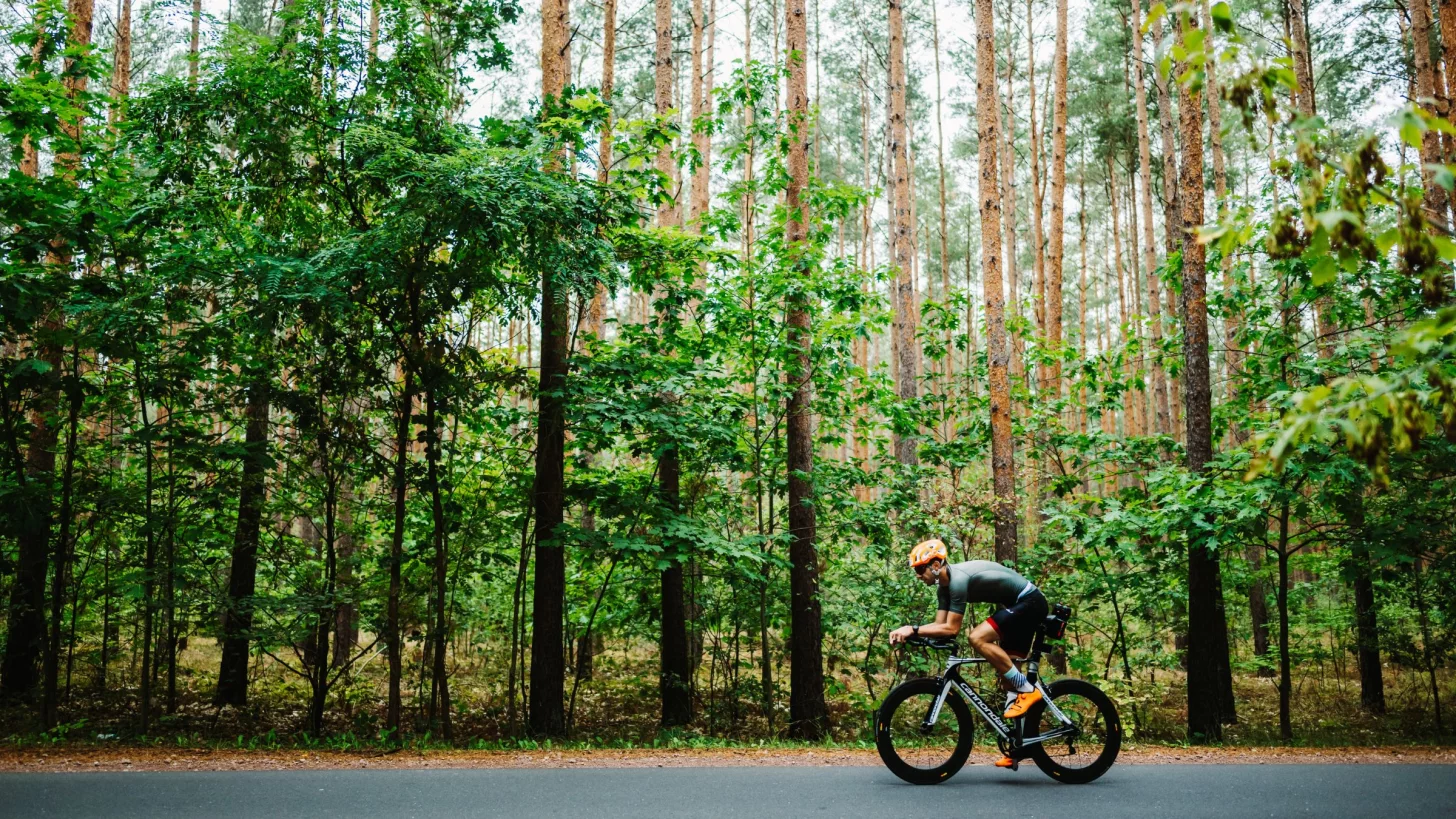 мужчина на триатлонном велосипеде