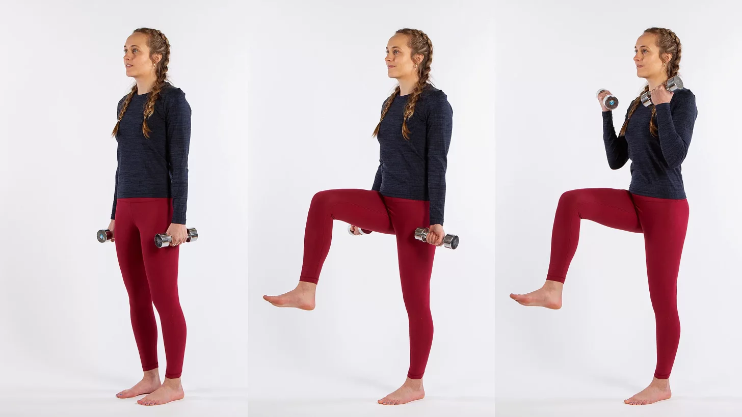 женщина-бегун выполняет сгибание бицепса на одной ноге