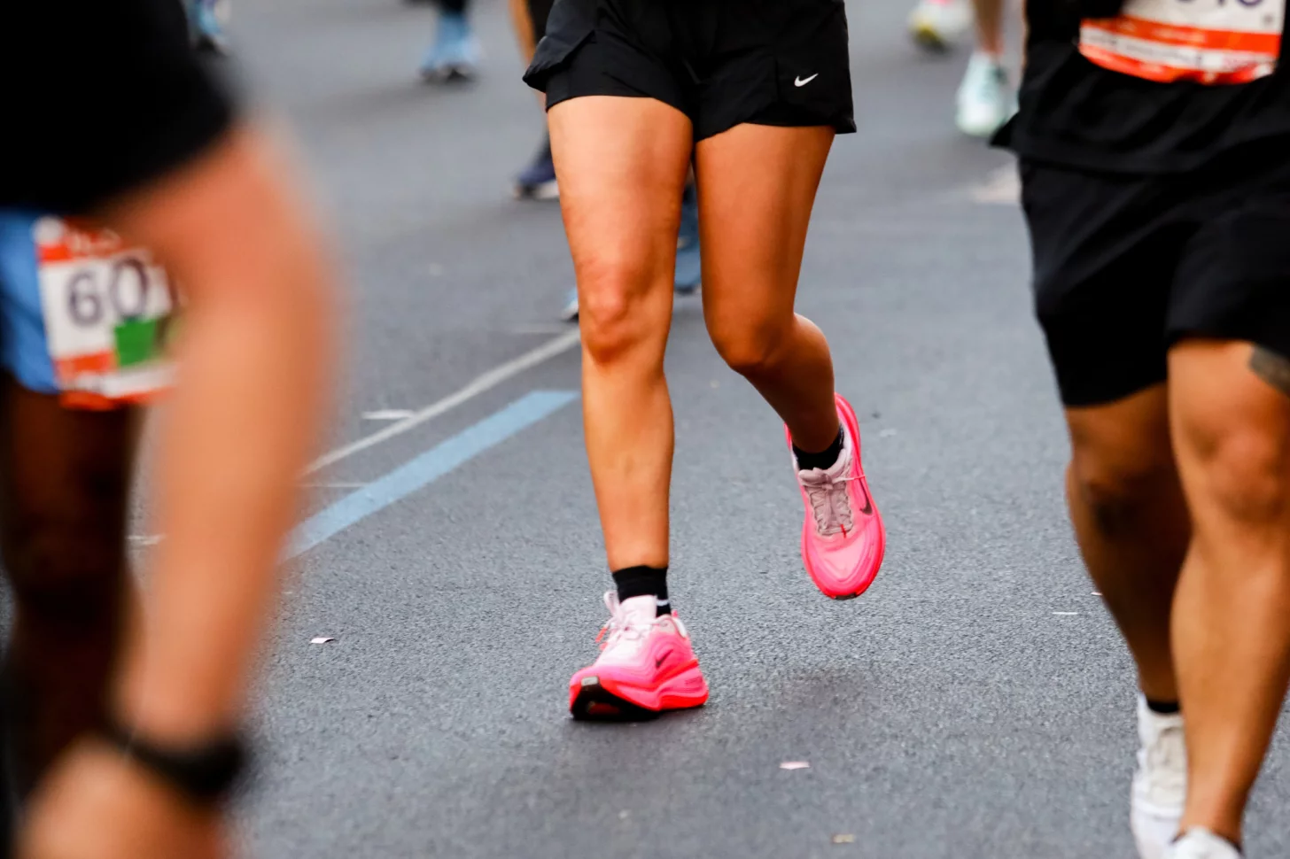 женские бедра бегут в гонке