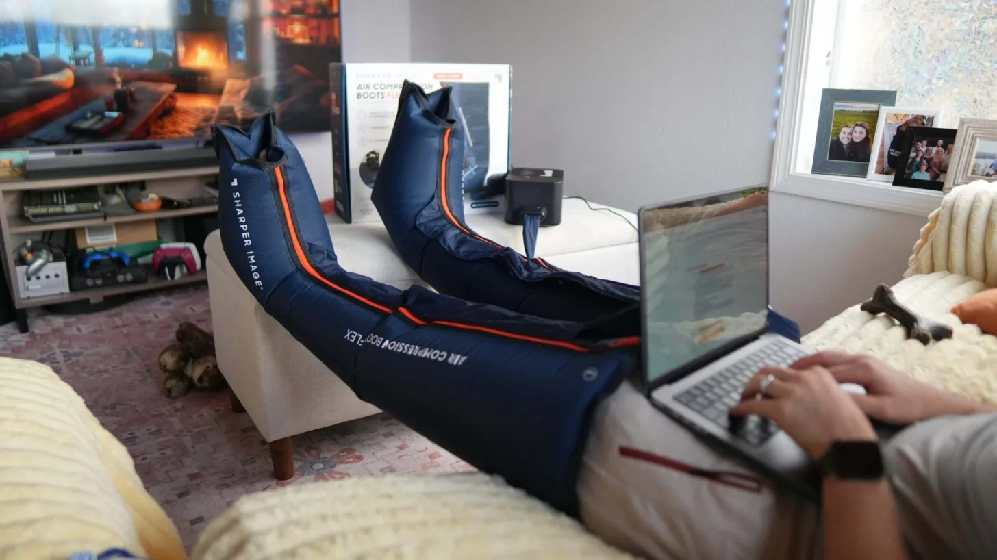 Исследования показывают смешанные результаты относительно того, действительно ли компрессионные ботинки помогают в восстановлении. Но анекдотические свидетельства от спортсменов на выносливость показывают, что они приносят удовольствие.