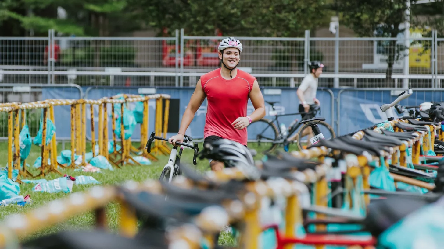 Триатлет участвует в триатлоне, размышляя о потере чипа для отслеживания времени или пропущенном получении стартового пакета