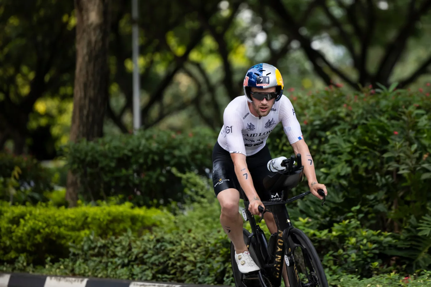 Сэм Лейдлоу участвует в триатлоне, задаваясь вопросом: нужно ли проехать 100 миль при подготовке к триатлону Ironman?