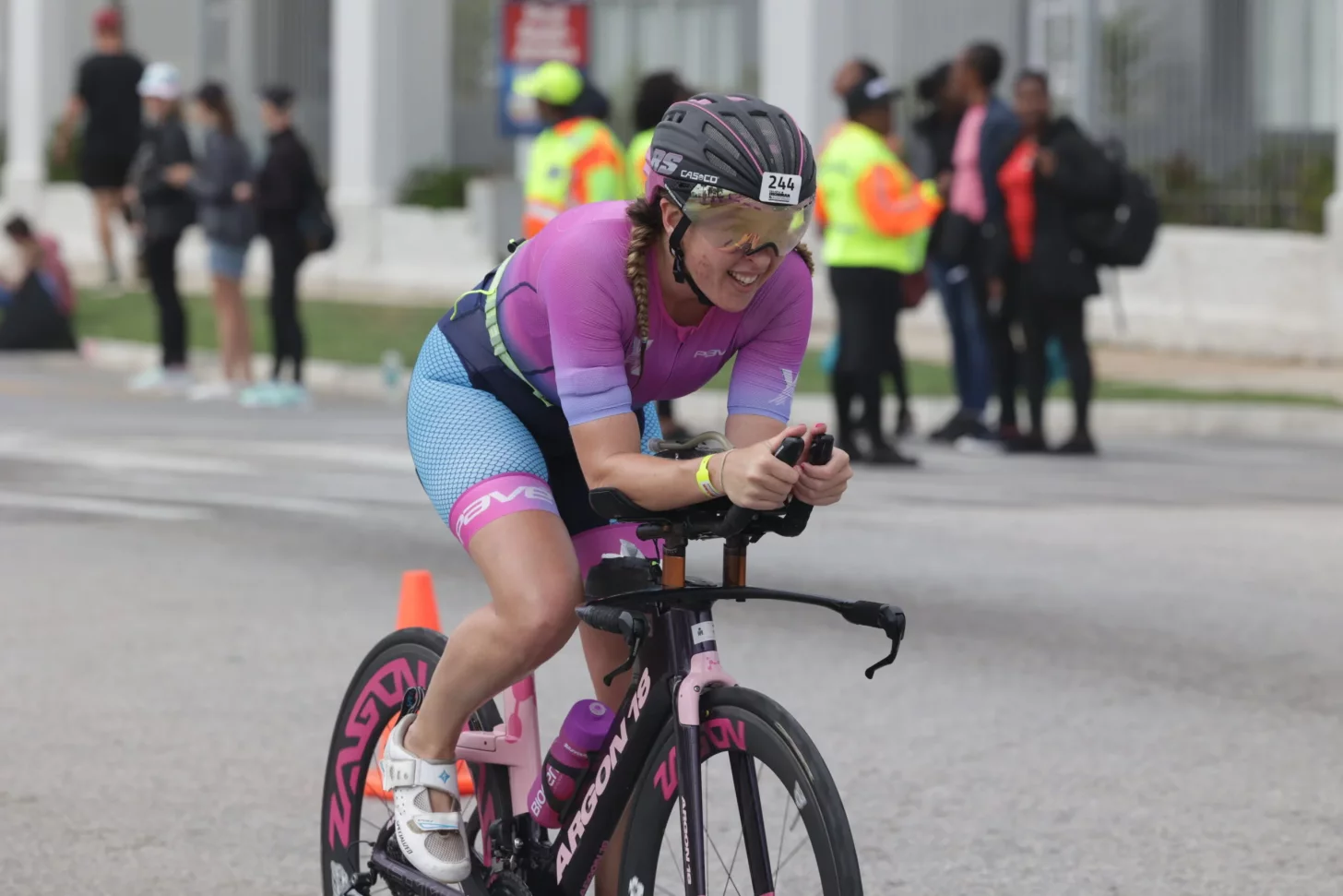 Триатлет проезжает 100 миль для тренировки триатлона Ironman Триатлет проезжает 100 миль для тренировки триатлона Ironman