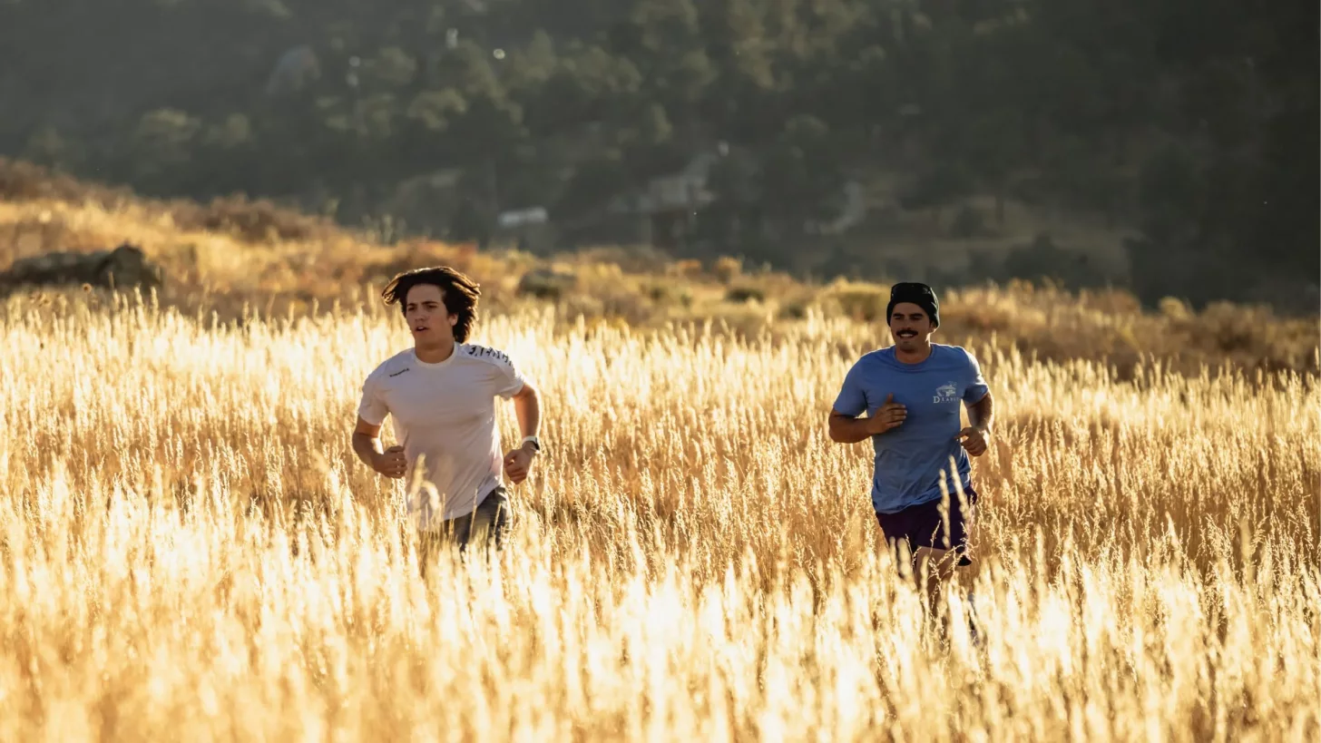 Триатлеты завершают тренировку на выносливость