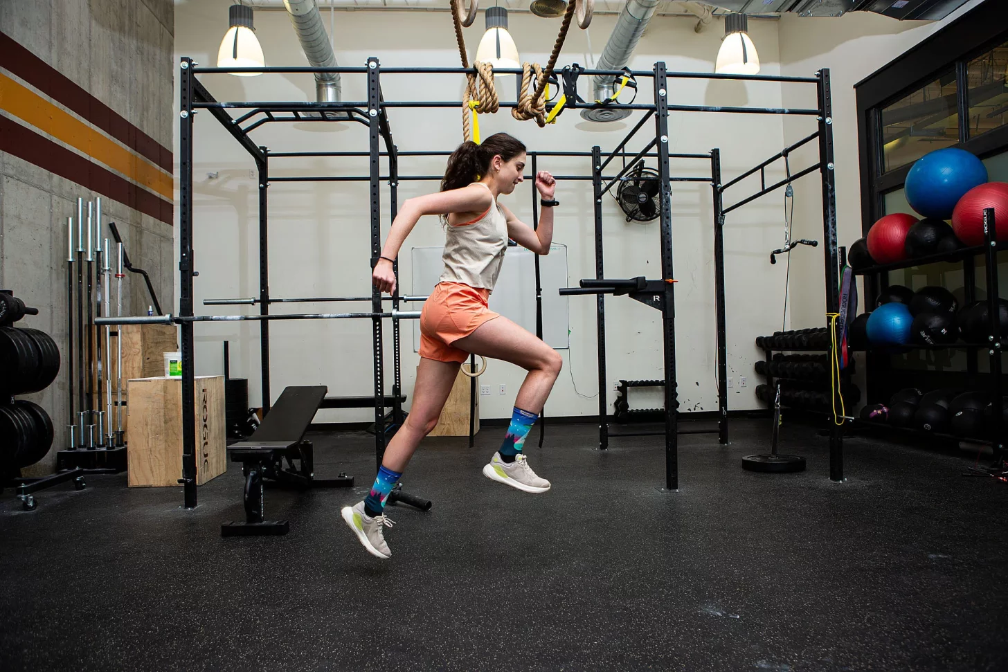 Скоростные прыжки для гибридизированной функциональной тренировки триатлона.