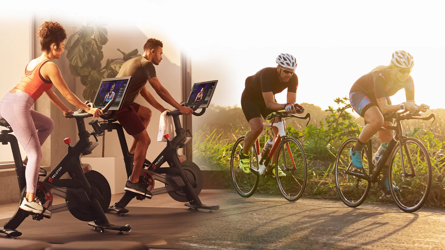 Триатлеты тренируются для триатлона на стационарном велосипеде Peloton.