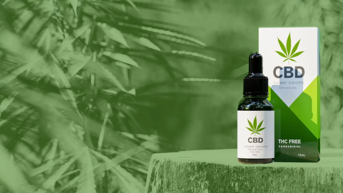 Банка с маслом CBD для мышечной боли стоит на пне.