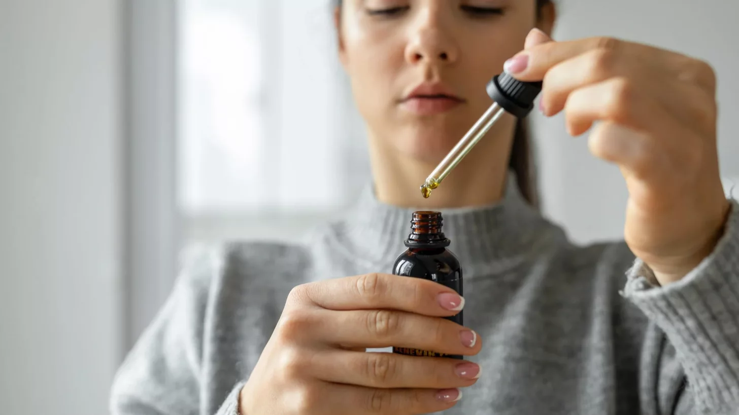 Спортсмен принимает CBD для мышечной боли, задаваясь вопросом, работает ли CBD Спортсмен принимает CBD для мышечной боли, задаваясь вопросом, работает ли CBD