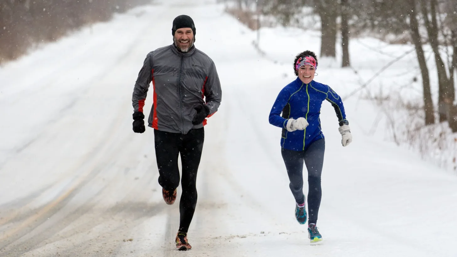 Бегуны выполняют тренировку Tempo Fartlek в зимнем пейзаже