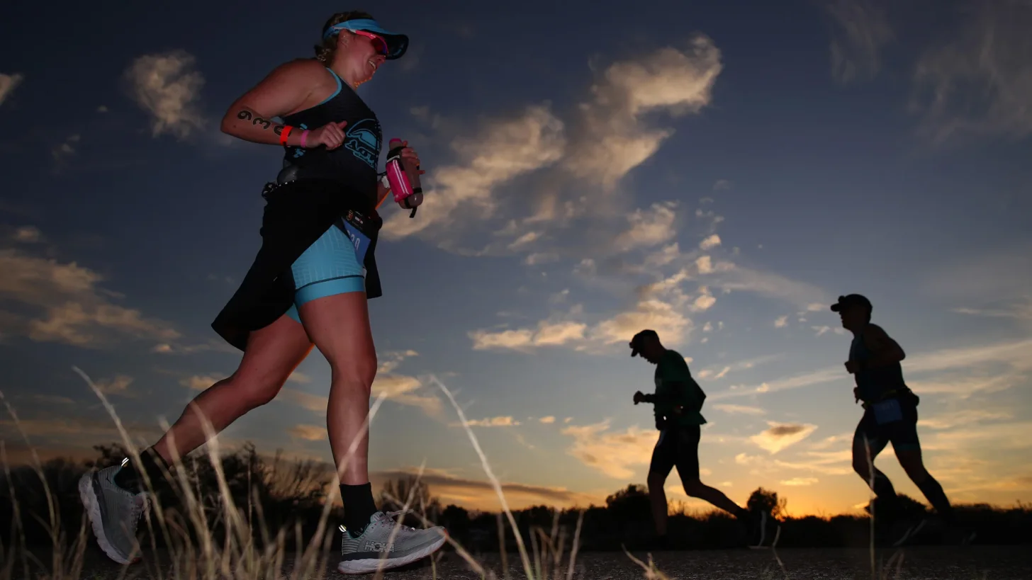 Спортсмен делает паузу для ходьбы во время Ironman Florida.
