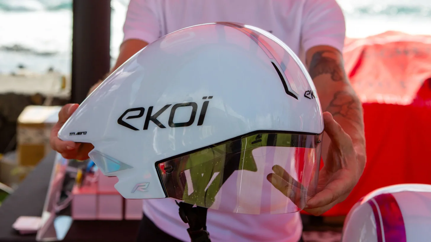 Шлем от Ekoi, не соответствующий правилам UCI, на выставке Чемпионата мира Ironman 2026 года. Шлем от Ekoi, не соответствующий правилам UCI, на выставке Чемпионата мира Ironman 2026 года.